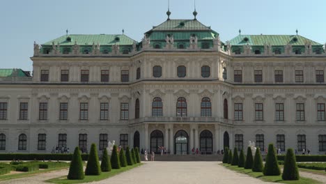 Pequeños-árboles-Que-Crecen-Cerca-De-Los-Jardines-Del-Palacio-Del-Belvedere-Superior-En-Perfecta-Línea-Recta.