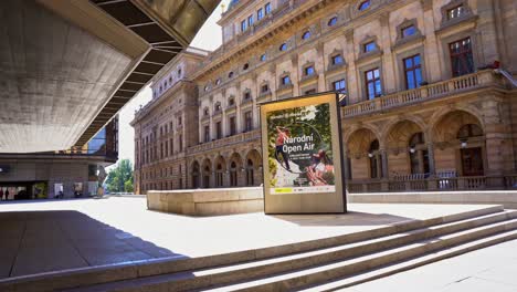 Anuncio-Informativo-Del-Teatro-Nacional-De-Praga-Con-Calels-Solitarios-En-Un-Día-Soleado,-Monumento-Cultural-De-La-República-Checa-Národní-Divadlo