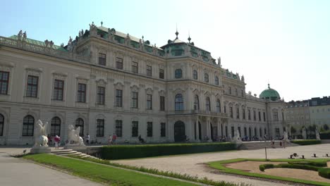 Oberer-Belvedere-Palasteingang-Von-Den-Gärten-Aus,-Mit-Vielen-Menschen,-Die-Herumlaufen