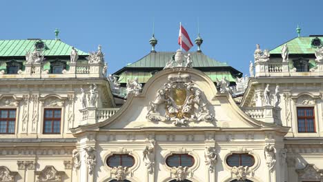 La-Bandera-Austriaca-Ondea-En-El-Viento-En-El-Techo-Del-Palacio-Belvedere-Superior