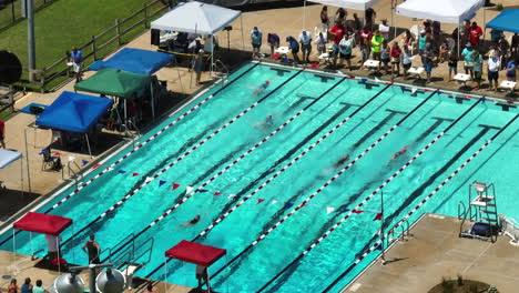 Nadadores-Compitiendo-En-El-Club-De-Natación-De-La-Ciudad-De-Siloam-Springs-Family-Aquatic-Center,-Arkansas,-Estados-Unidos