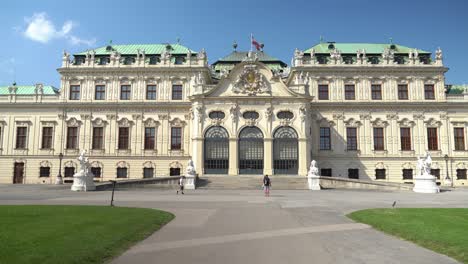 Gente-Caminando-Cerca-De-La-Fachada-Del-Palacio-Belvedere-Superior