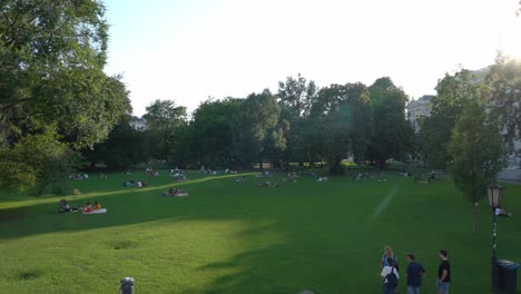 Menschen-Genießen-Den-Abend-Im-Wiener-Burggarten