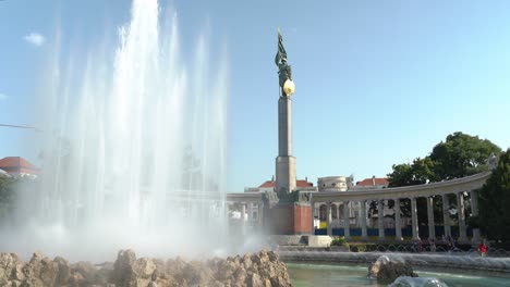 Fuente-Con-Corrientes-De-Agua-Cerca-Del-Monumento-A-Los-Caídos-En-La-Guerra-Soviética-En-Viena-En-Un-Día-Soleado