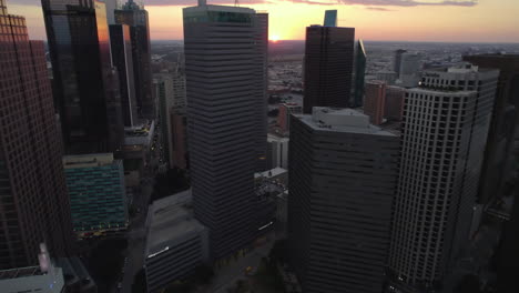 Disparo-De-Un-Dron-Inclinándose-Sobre-El-Parque-Pacific-Plaza,-En-Medio-De-Un-Rascacielos-En-Dallas