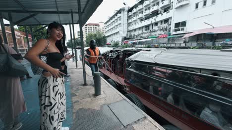 Ein-Glücklicher-Tourist-Wartet-Auf-Einem-Flusstaxi-Auf-Den-Flüssen-Von-Bangkok