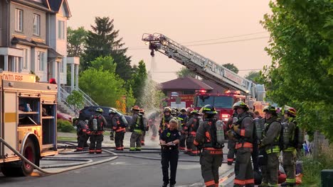 Feuerwehr-Von-Toronto-Am-Ort-Eines-Hausbrandes