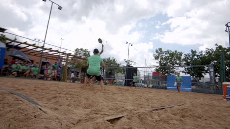 Beach-Tennisspieler-Im-Herrendoppel-Spielen-Um-Den-Sieg,-Während-Die-Zuschauer-Zuschauen