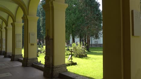 Alejar-Las-Columnas-De-Los-Pasillos-De-La-Iglesia-Rectoral-De-San