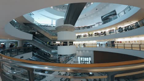 Vista-Del-Interior-Del-Bullicioso-Centro-Comercial-En-El-Corazón-De-Bangkok,-Lleno-De-Gente.