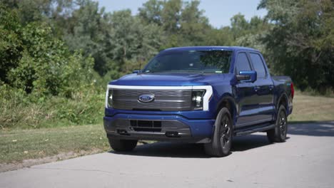 Camión-Relámpago-Ford-F150-Conduciendo-Por-La-Carretera