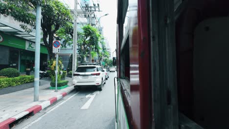 Aufnahmen-Von-Straßen-Und-Wegen-Aus-Dem-Inneren-Eines-Busses,-Der-Durch-Die-Geschäftige-Stadt-Bangkok-Fährt