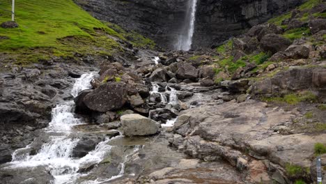 Der-Wasserfall-Kippt-über-Den-Fossa-Wasserfall-Und-Folgt-Dem-Bach,-Der-Entlang-Des-Basaltfelsens-Rauscht