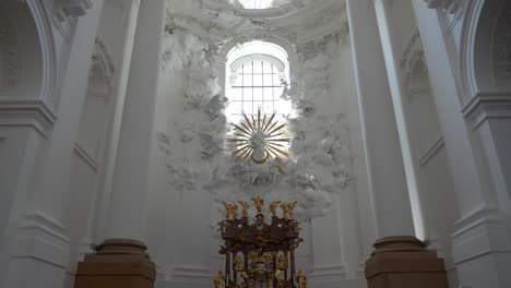Heiligenstatue-Im-Inneren-Der-Kollegienkirche