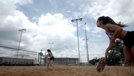 El-Juego-Comienza-Cuando-La-Jugadora-De-Tenis-Playa-Golpea-La-Primera-Pelota.