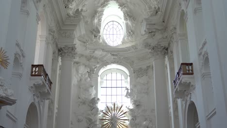 El-Sol-Brilla-A-Través-De-Las-Ventanas-De-La-Kollegienkirche-En-Un-Día-Luminoso.
