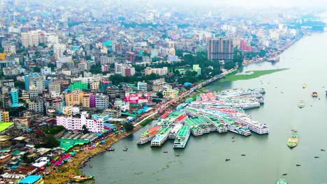 Dhaka,-Bangladesh,-Antena-Hacia-Los-Barcos-En-La-Terminal-De-Barcos-Más-Grande-De-Sadarghat-En-El-Río-Buriganga