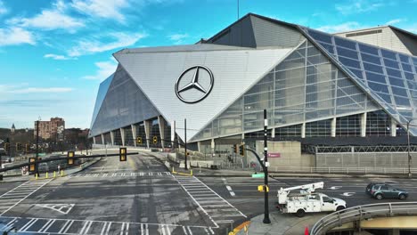 Luftaufnahme-Einer-Kreuzung-Mit-Fahrenden-Autos-Vor-Dem-Mercedes-Benz-Stadion-In-Atlanta-City