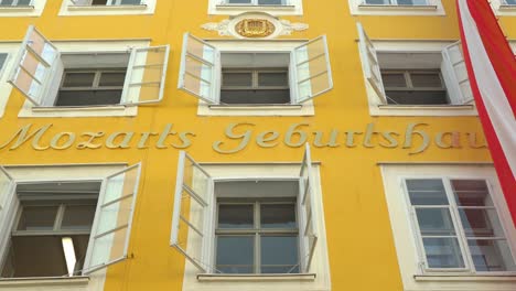 In-Mozarts-Geburtshaus-Sind-Mozarts-Kindheitsgeige-Sowie-Porträts,-Dokumente-Und-Frühe-Ausgaben-Seiner-Musik-Ausgestellt