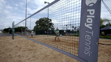 Die-Aufregung-Eines-Beach-Tennis-Doppelspiels,-Das-In-Brasilien-Ausgetragen-Wird
