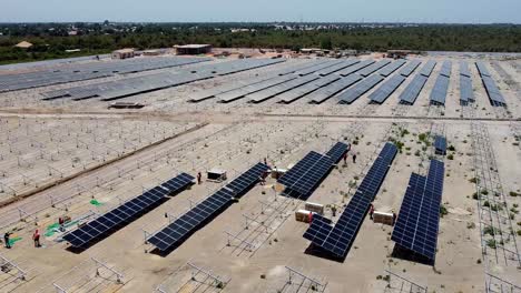 Fortschritt-Kommt-Mit-Dem-Im-Bau-Befindlichen-Photovoltaikkraftwerk-Mit-Bifazialen-Solarpaneelen-In-Jambur,-Gambia