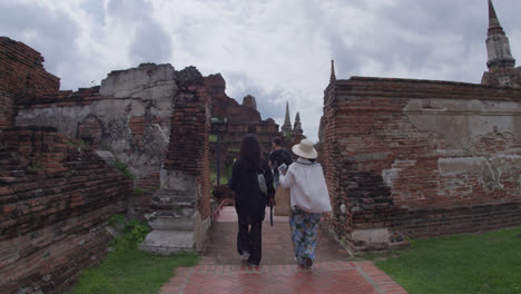 Gente-Subiendo-A-Un-Antiguo-Templo-Budista-Wat-Mahathat