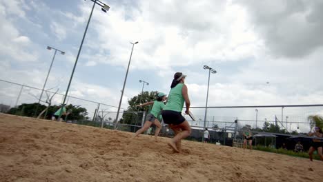 Akrobatische-Bewegungen-In-Aktion,-Während-Beach-Tennisspieler-Springen-Und-Tauchen,-Um-Den-Schlag-Zu-Machen