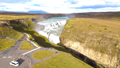 Las-Cataratas-De-Gullfoss,-También-Conocidas-Como-Cataratas-Doradas,-Son-Un-Testimonio-Encantador-De-La-Cruda-Belleza-Natural-De-Islandia.