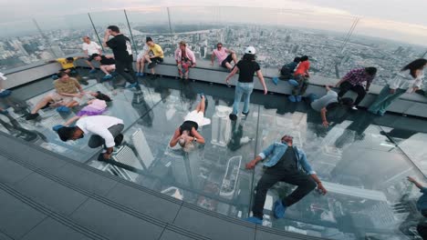 Personas-Suspendidas-En-Un-Ascensor-Con-Suelo-De-Cristal-En-Un-Edificio-Alto-En-Bangkok.