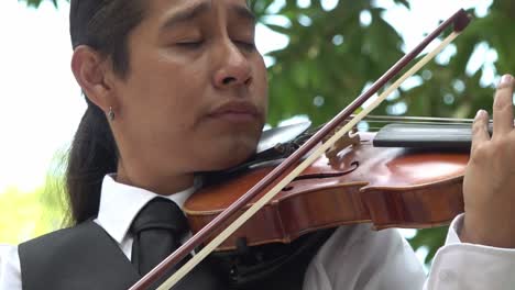 Primer-Plano-De-Un-Violinista-Tocando-Música-Y-Sintiendo-El-Ritmo