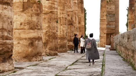 Mujer-Caminando-Dentro-De-Un-Templo-Griego-En-Paestum.