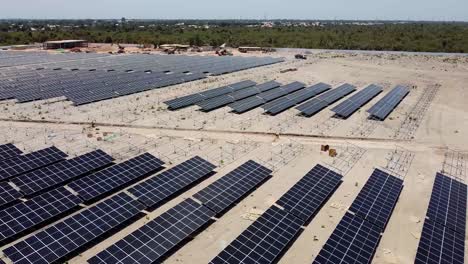 Vista-Aérea-De-Una-Enorme-Planta-De-Energía-Fotovoltaica-Con-Paneles-Solares-En-Construcción-En-Jambur,-Gambia.