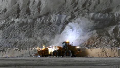 Traktor-Bläst-Schnee-Auf-Riesigen-Haufen-An-Der-Schneedeponie