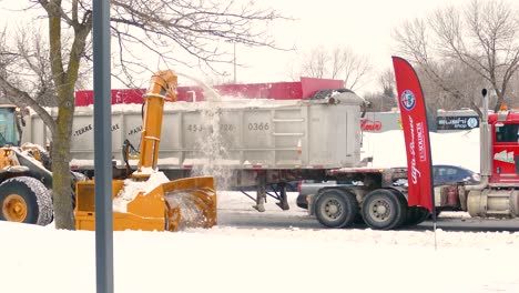 Un-Quitanieves-Elimina-Las-Fuertes-Nevadas-De-La-Carretera-Canadiense