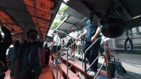 People-getting-on-and-off-the-transportation-boat-in-Bangkok