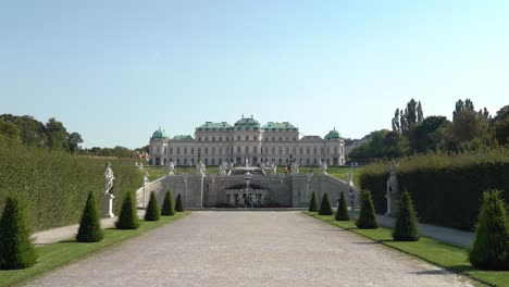Gärten-Des-Oberen-Belvedere-Palastes-Mit-Brunnen-In-Der-Ferne