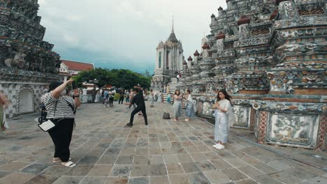 Mehrere-Personen-Machen-Fotos-Im-Wat-Phra-Mahathat-Woramahawihan,-Dem-Wichtigsten-Buddhistischen-Tempel-Der-Provinz-Nakhon-Si-Thammarat-Im-Süden-Thailands