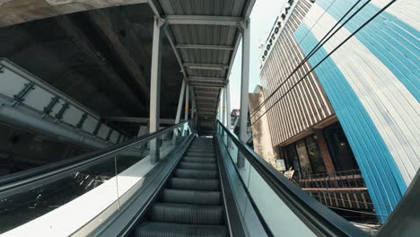 Tourist,-Der-Eine-Rolltreppe-Im-Zentrum-Von-Bangkok-Hinaufsteigt