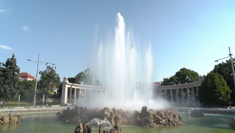 Fuente-Cerca-Del-Monumento-A-Los-Caídos-En-La-Guerra-Soviética-En-Viena-En-Un-Día-Soleado