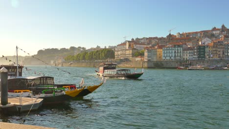 Vintage-Boote-über-Dem-Fluss-Douro-In-Der-Stadt-Vila-Nova-De-Gaia,-Porto,-Portugal