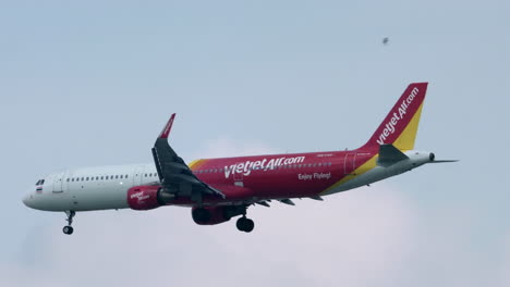 Vietjet-Air-Se-Prepara-Para-Aterrizar-En-El-Aeropuerto-De-Suvarnabhumi,-Tailandia