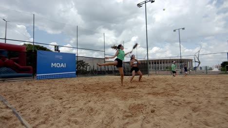 Beach-Tennis-Konkurrenten-In-Spannender-Match-Action,-Aufgenommen-In-Zeitlupe