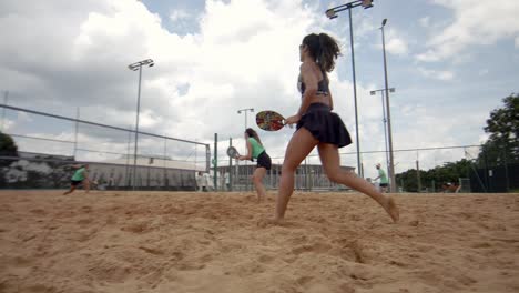 Das-Spiel-Läuft,-Während-Die-Beach-Tennisspielerin-Versucht,-Den-Punkt-Zu-Gewinnen