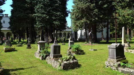 Lápidas-Muy-Antiguas-Del-Cementerio-En-La-Iglesia-Rectoral-De-San