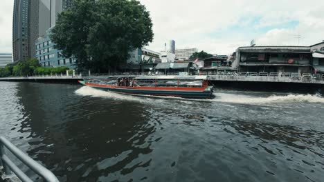 Un-Ferry-Lleno-De-Turistas-Navegando-Por-Las-Vías-Fluviales-De-Bangkok.