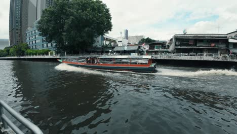 Eine-Fähre-Voller-Touristen,-Die-Durch-Die-Wasserstraßen-Von-Bangkok-Fährt