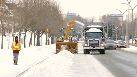 Camión-Y-Tractor-Quitanieves-En-La-Carretera-Quitando-La-Nieve-Después-De-Una-Tormenta-De-Nieve-En-Montreal,-Canadá