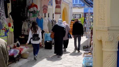 Una-Familia-Tunecina-En-El-Mercado-De-La-Medina-De-Hammamet,-Túnez