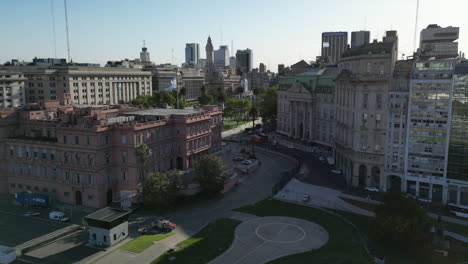 Umherreisen-Drohnenbewegung-über-Dem-Präsidentengebäude-Das-Rosafarbene-Haus-„Casa-Rosada“-Ist-Ein-Sehr-Wichtiges-Regierungsgebäude-In-Der-Hauptstadt-Buenos-Aires