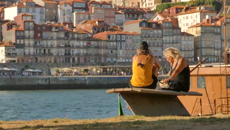 Amigos-Hablando-Cerca-Del-Río-Duero-En-Oporto,-Portugal.